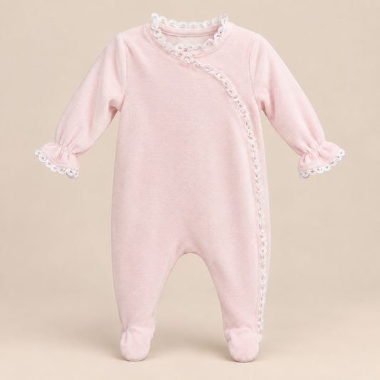 Grenouillère en Velours Rose & Dentelle Blanche