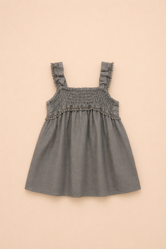 Robe fille gris doux à bretelles volantées – Élégance naturelle & style intemporel