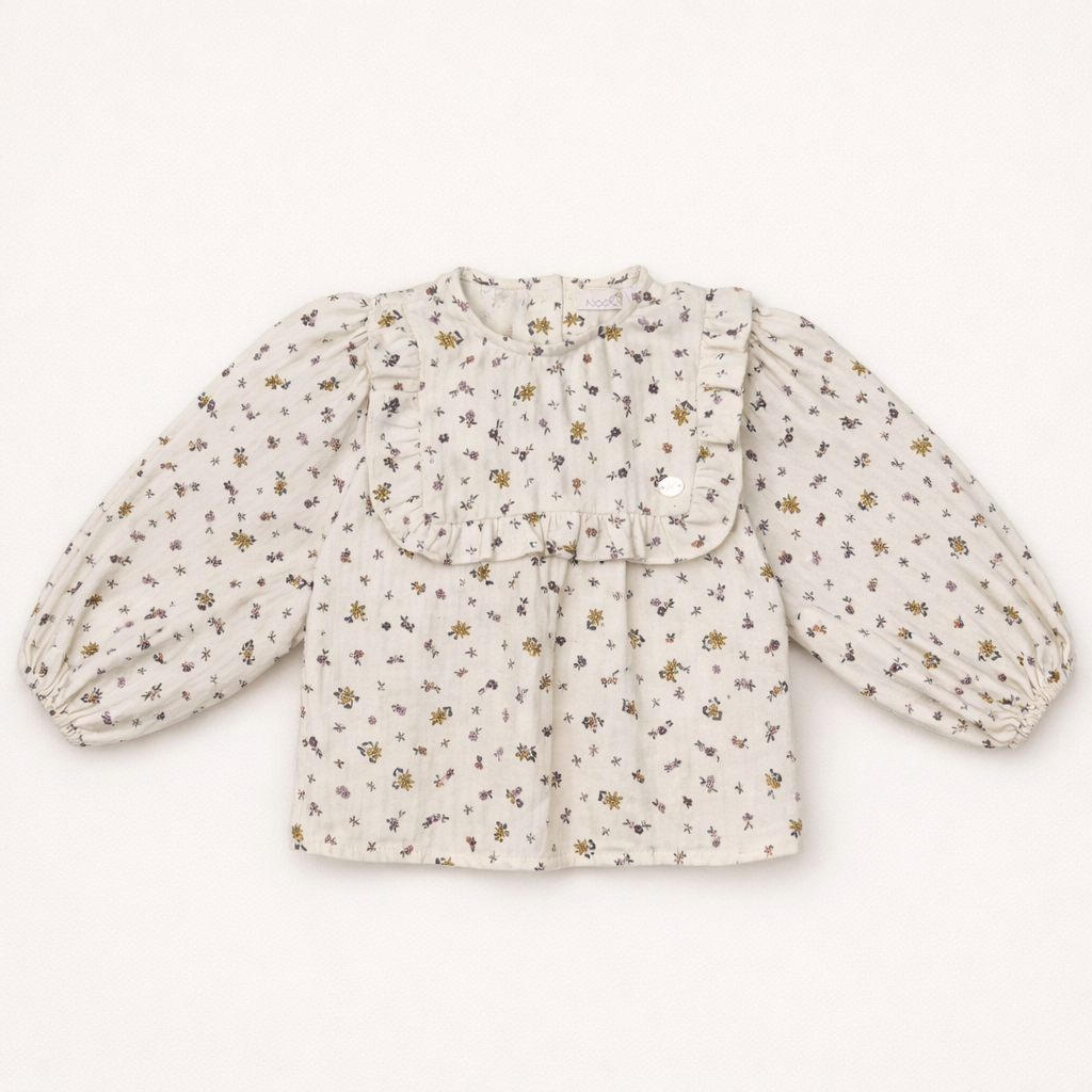 Blouse bébé écrue à fleurs avec col volanté – Élégance naturelle & douceur