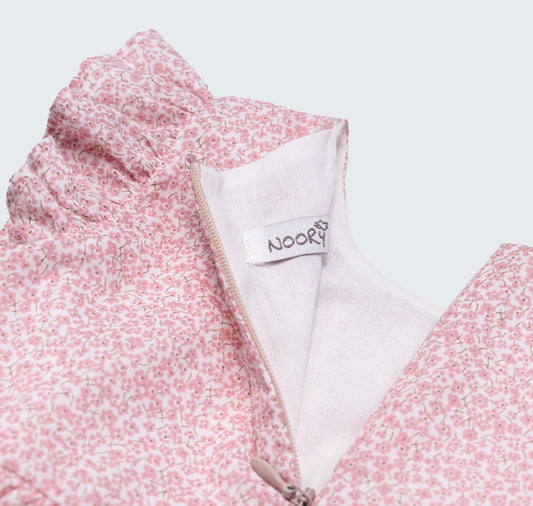 Robe culotte en popeline rose et beige fleuri à manches volantées