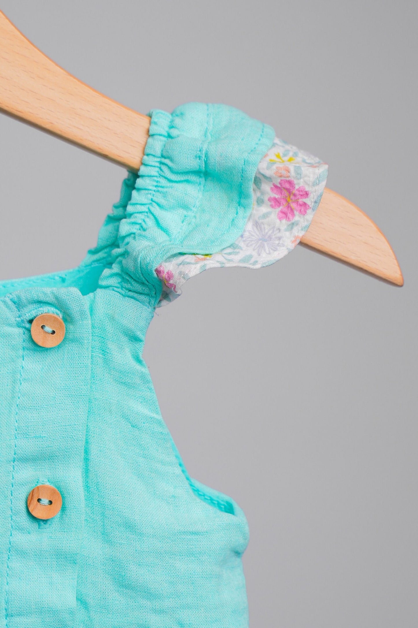 Robe fille turquoise à volants – Fraîcheur & élégance estivale