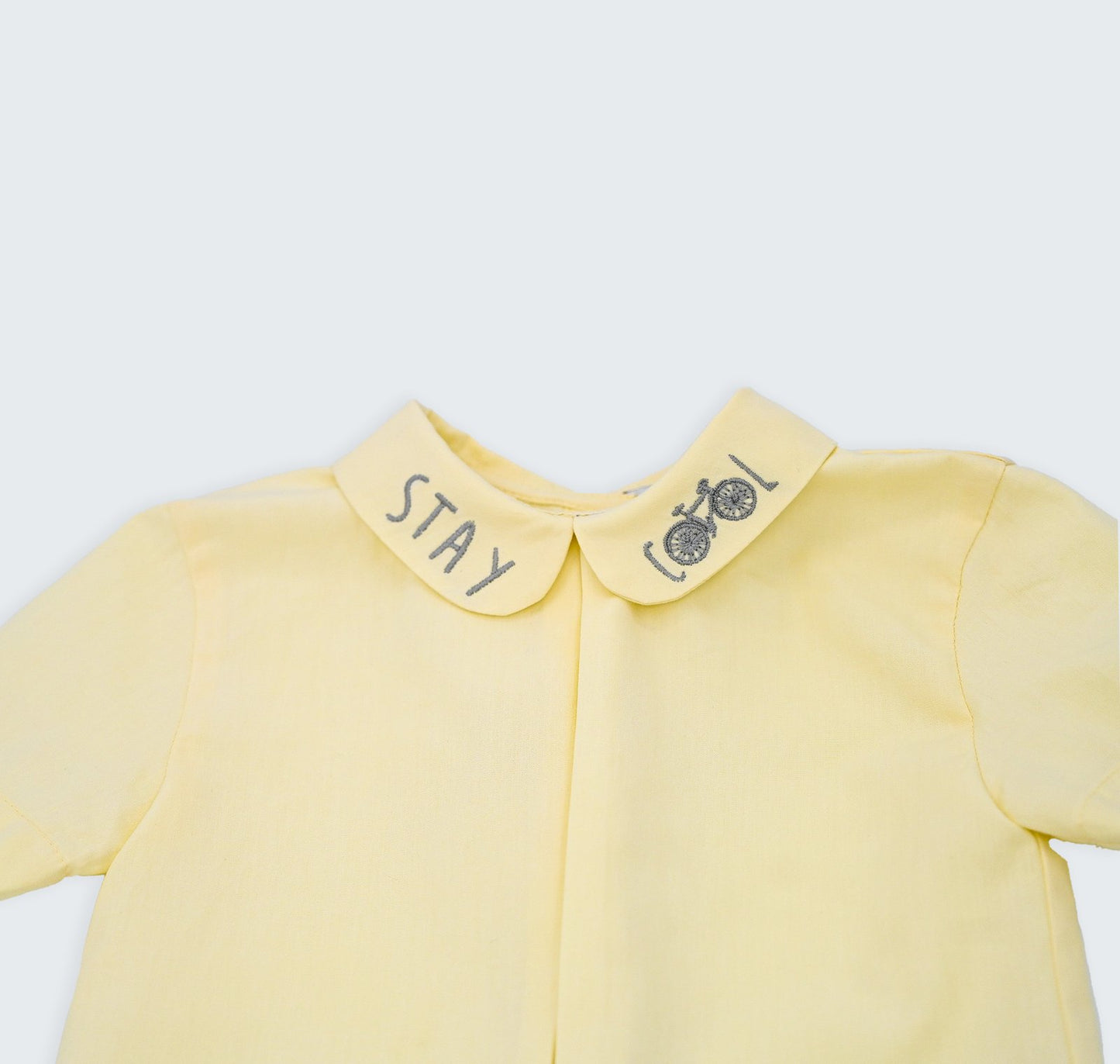 Chemise à col brodé