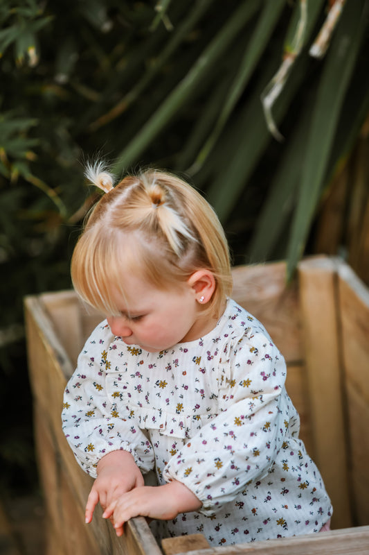 Blouse bébé écrue à fleurs avec col volanté – Élégance naturelle & douceur