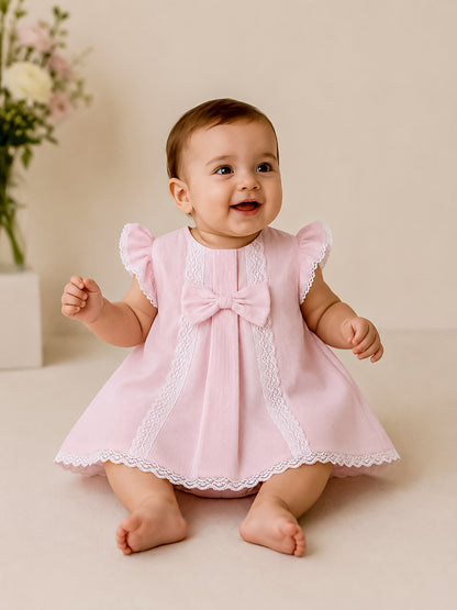 Robe Bébé Rose Élégante à Dentelle et Nœud