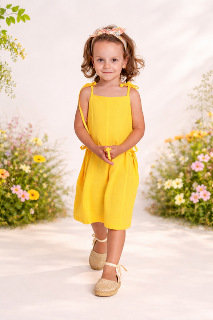 Combishort bébé jaune à nouettes – Fraîcheur & douceur estivale
