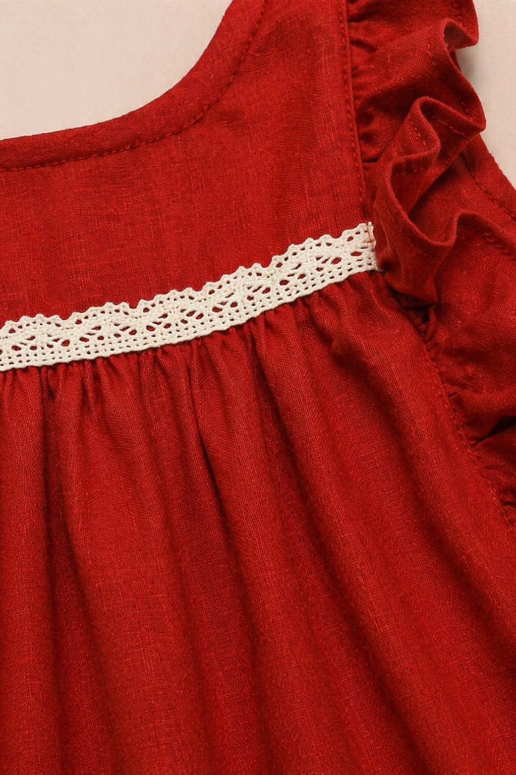 Robe en lin corail avec volant et galon macramé sur le devant