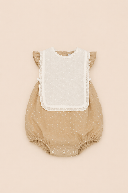 Barboteuse beige à pois – Douceur & charme intemporel