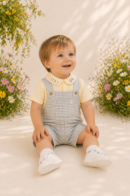 Salopette courte bébé à carreaux – Élégance & confort au quotidien