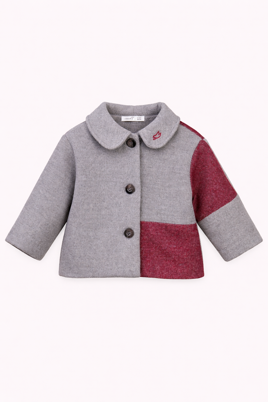 Veste bébé gris et rouge – Élégance moderne et confort douillet
