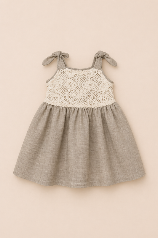 Robe bébé fille dentelle & lin – Élégance naturelle et charme intemporel