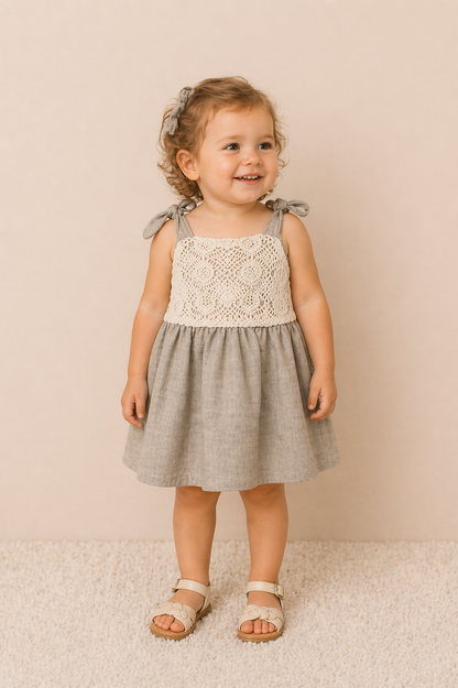 Robe bébé fille dentelle & lin – Élégance naturelle et charme intemporel