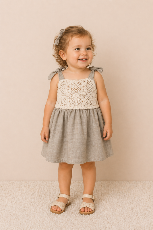Robe bébé fille dentelle & lin – Élégance naturelle et charme intemporel
