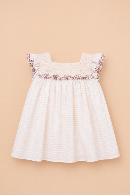 Robe bébé fille écrue à smocks – Délicatesse & élégance intemporelle