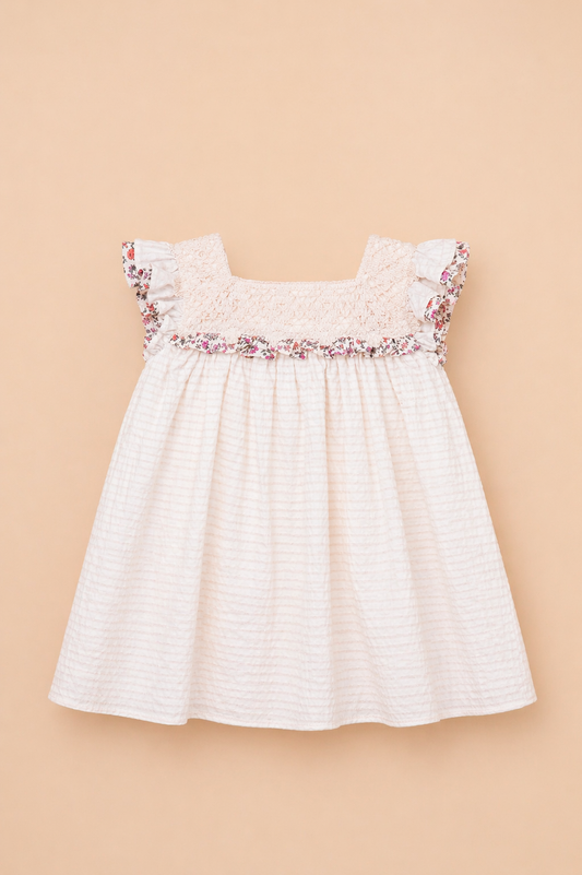 Robe bébé fille écrue à smocks – Délicatesse & élégance intemporelle