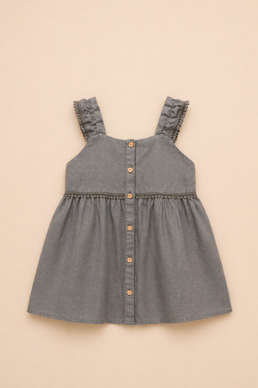 Robe fille gris doux à bretelles volantées – Élégance naturelle & style intemporel