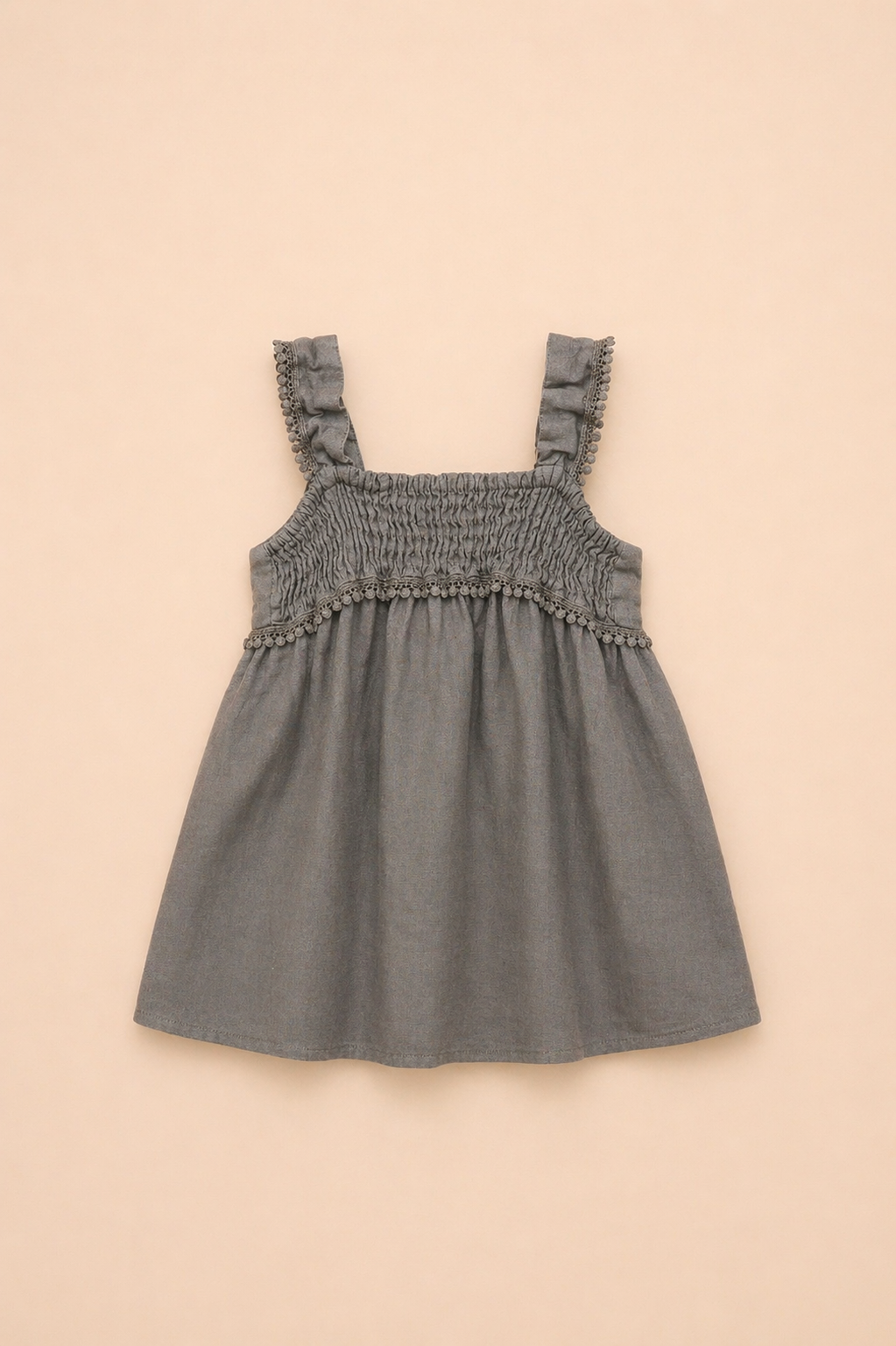 Robe fille gris doux à bretelles volantées – Élégance naturelle & style intemporel