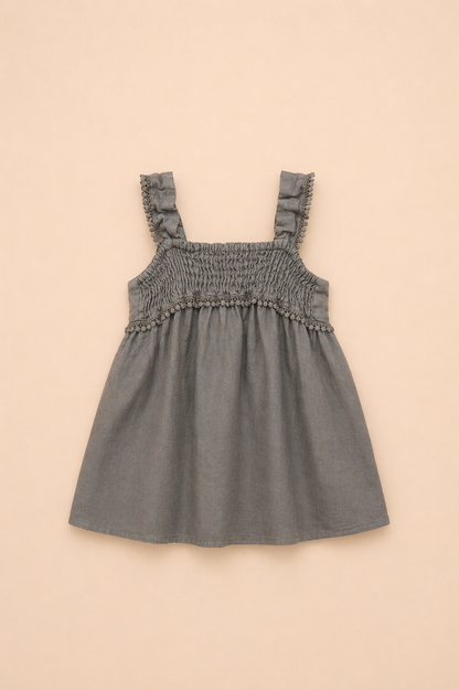Robe fille gris doux à bretelles volantées – Élégance naturelle & style intemporel