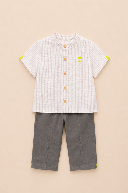Ensemble garçon chemise rayée & pantalon Kaki – Élégance moderne & confort naturel