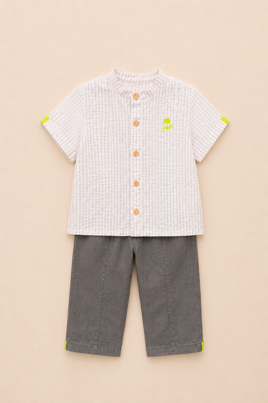 Ensemble garçon chemise rayée & pantalon Kaki – Élégance moderne & confort naturel