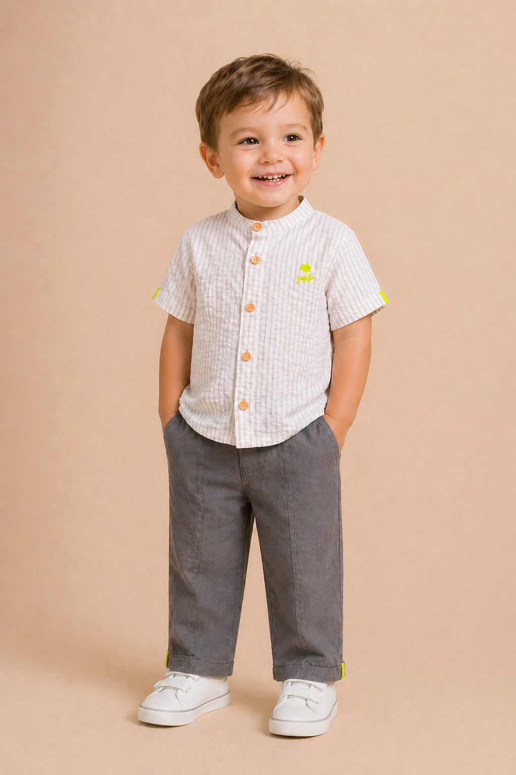 Ensemble garçon chemise rayée & pantalon Kaki – Élégance moderne & confort naturel