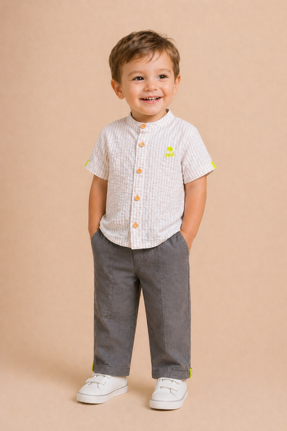 Ensemble garçon chemise rayée & pantalon Kaki – Élégance moderne & confort naturel
