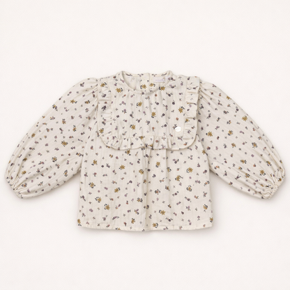 Blouse bébé écrue à fleurs avec col volanté – Élégance naturelle & douceur