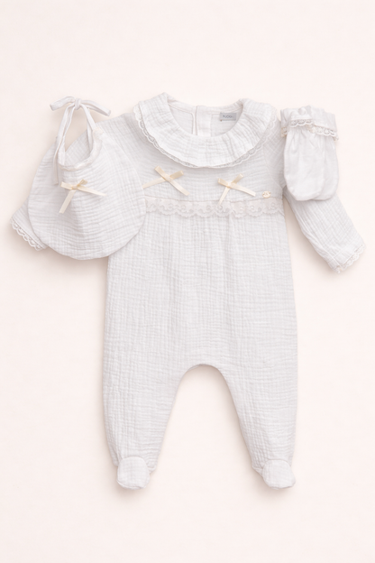Ensemble naissance bébé blanc – Raffinement & douceur absolue