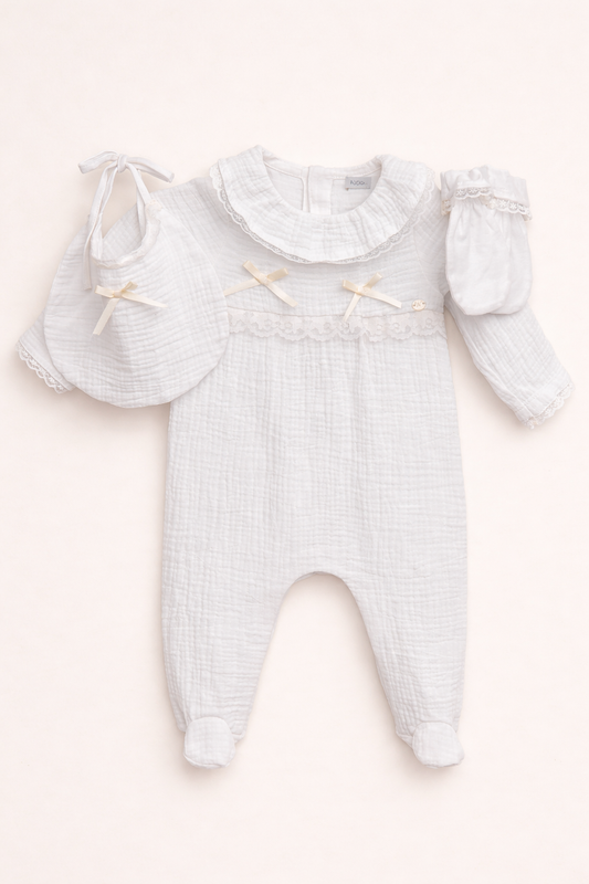 Ensemble naissance bébé blanc – Raffinement & douceur absolue