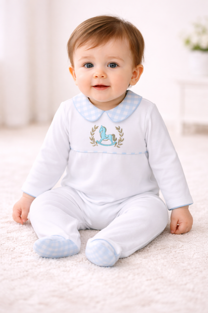 Grenouillère Bébé Garçon Blanche & Bleu Ciel – Motif Cheval à Bascule