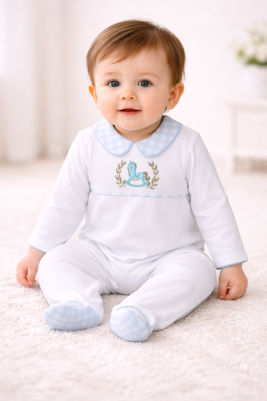 Grenouillère Bébé Garçon Blanche & Bleu Ciel – Motif Cheval à Bascule