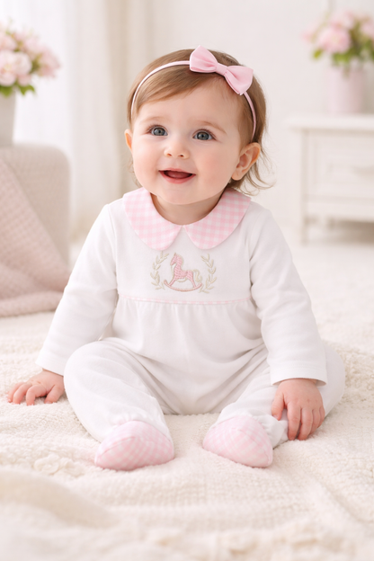 Pyjama bébé blanc à col vichy rose – Élégance & tendresse