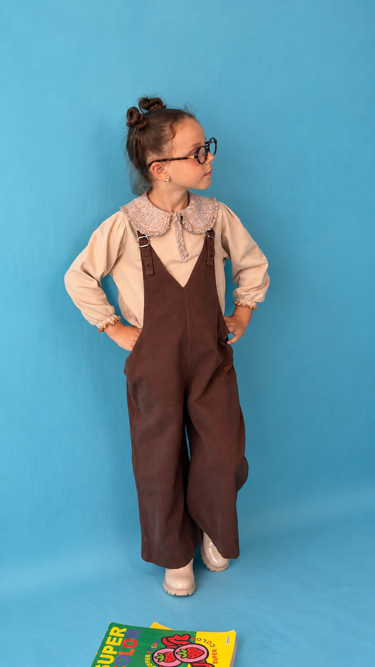 Ensemble Fille Salopette Marron Chocolat & Blouse Beige à Col Fleuri