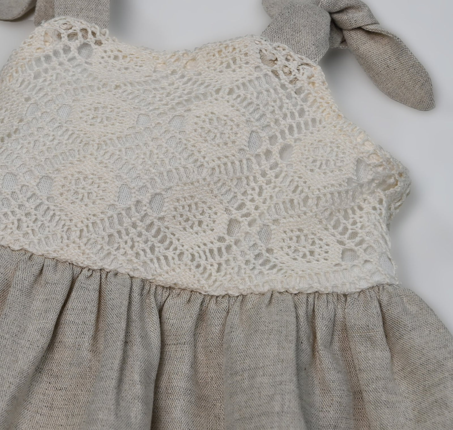 Robe à bretelles en macramé et lin naturel