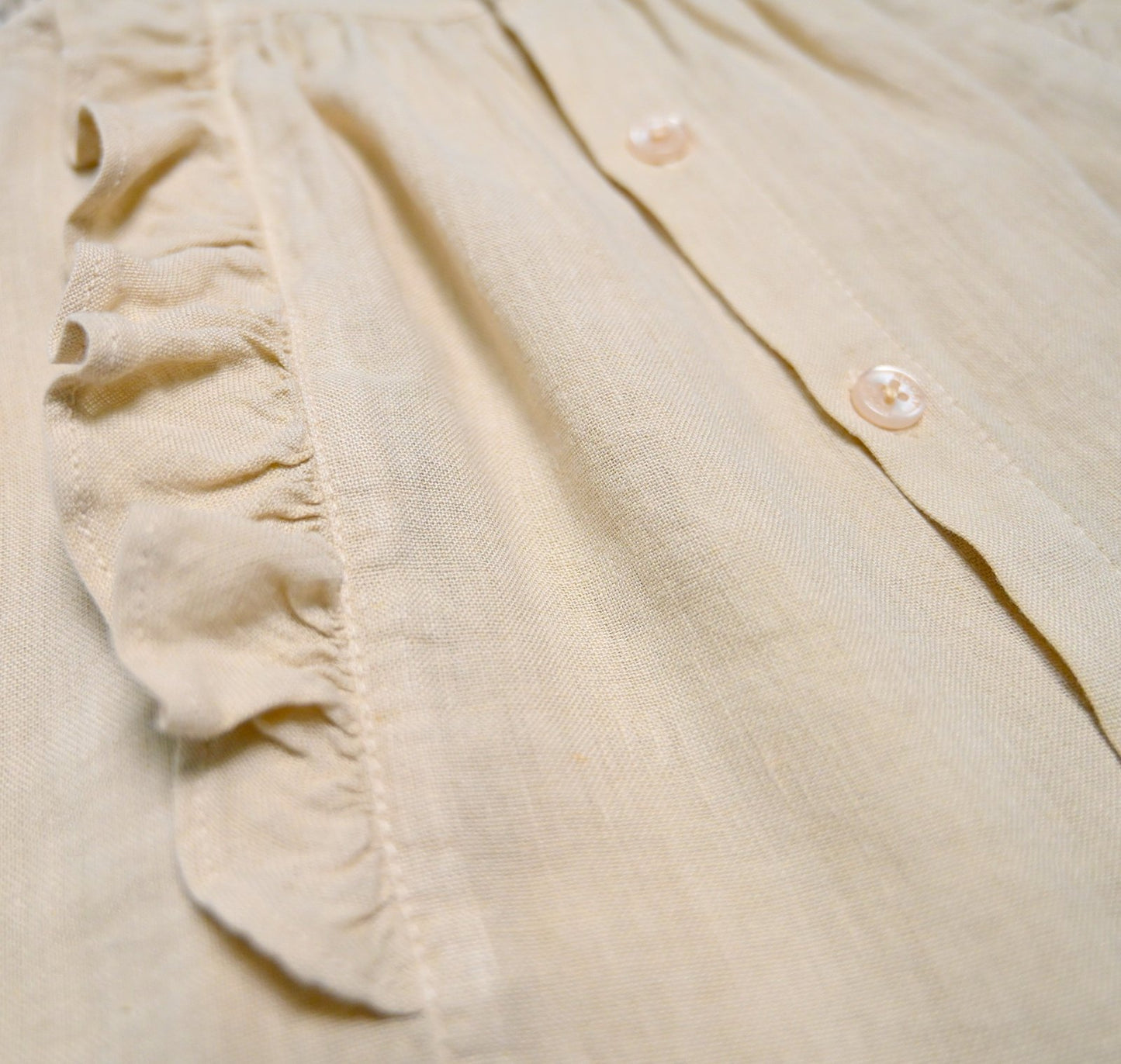 Robe en lin beige, naturel avec volant et galon macramé sur le devant