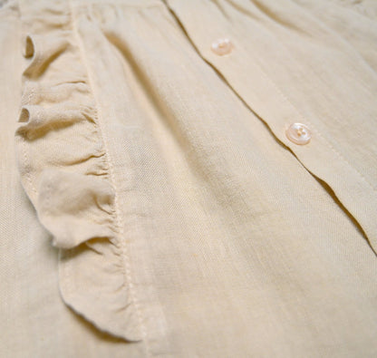 Robe en lin beige, naturel avec volant et galon macramé sur le devant