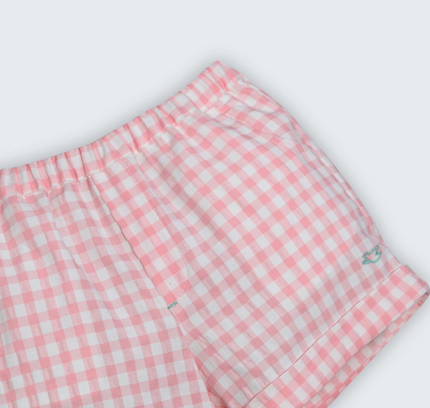 Short en vichy rose avec une broderie colombe