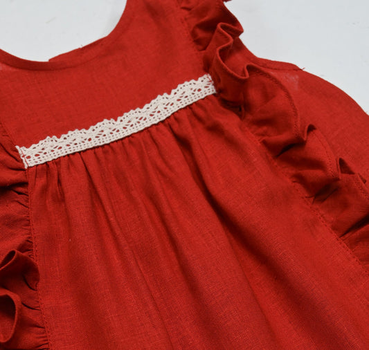 Robe en lin corail avec volant et galon macramé sur le devant