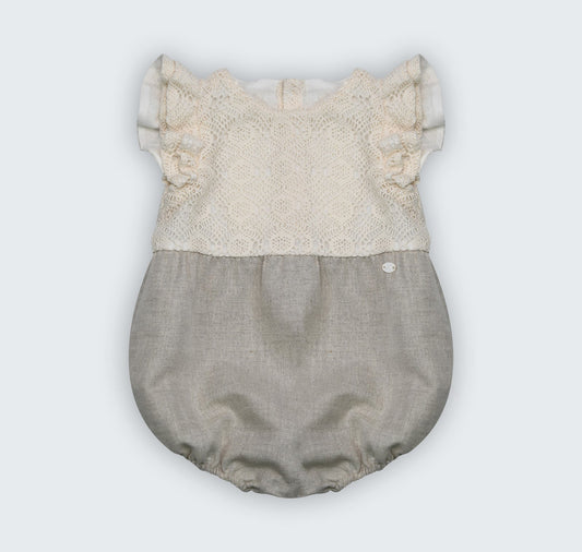 Barboteuse en macramé et lin naturel à manches volantées