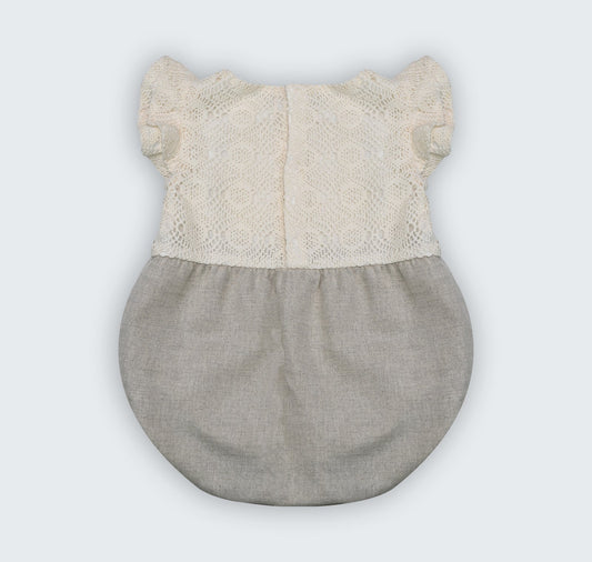 Barboteuse en macramé et lin naturel à manches volantées