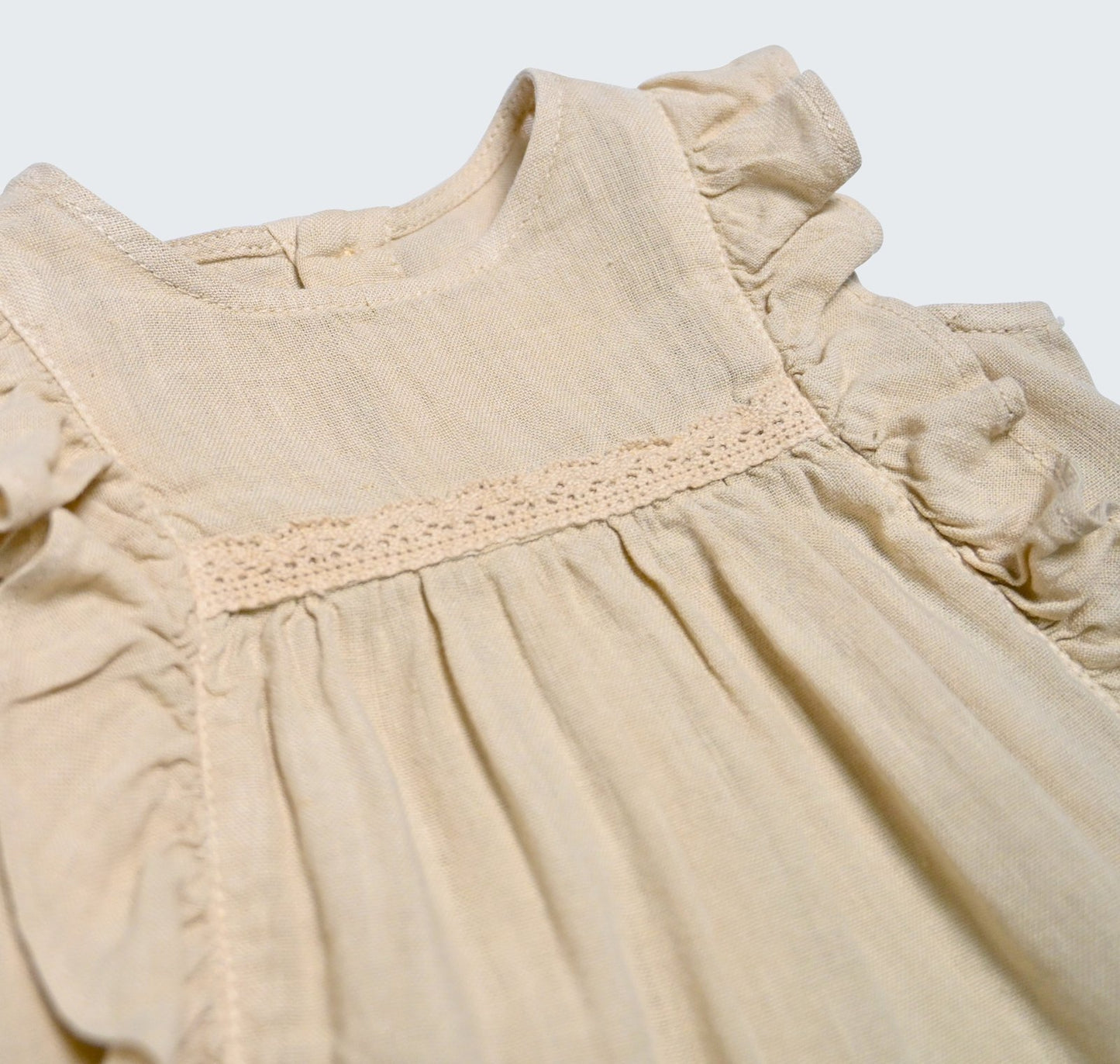 Robe en lin beige, naturel avec volant et galon macramé sur le devant