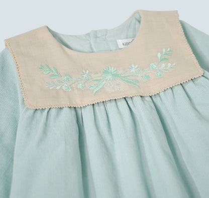 Robe en velours côtelé vert pour bébé fille