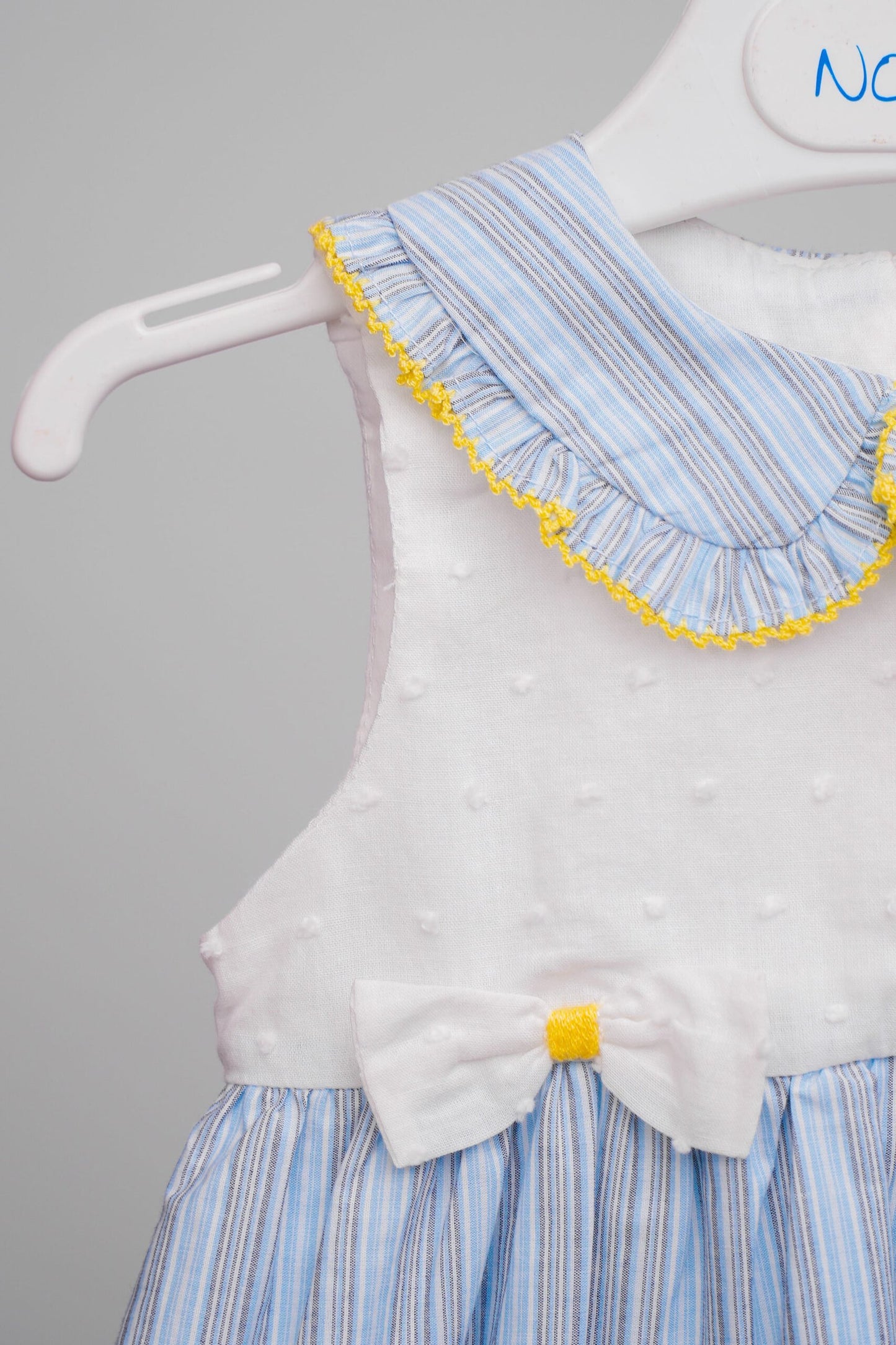 Robe bébé fille rayée bleu – Élégance douce & détails raffinés