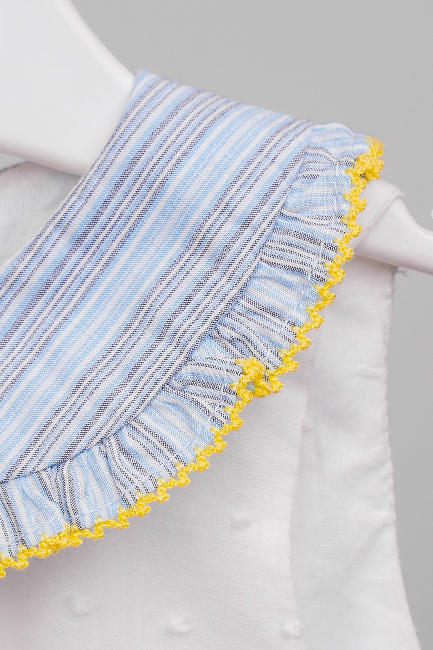 Robe bébé fille rayée bleu – Élégance douce & détails raffinés