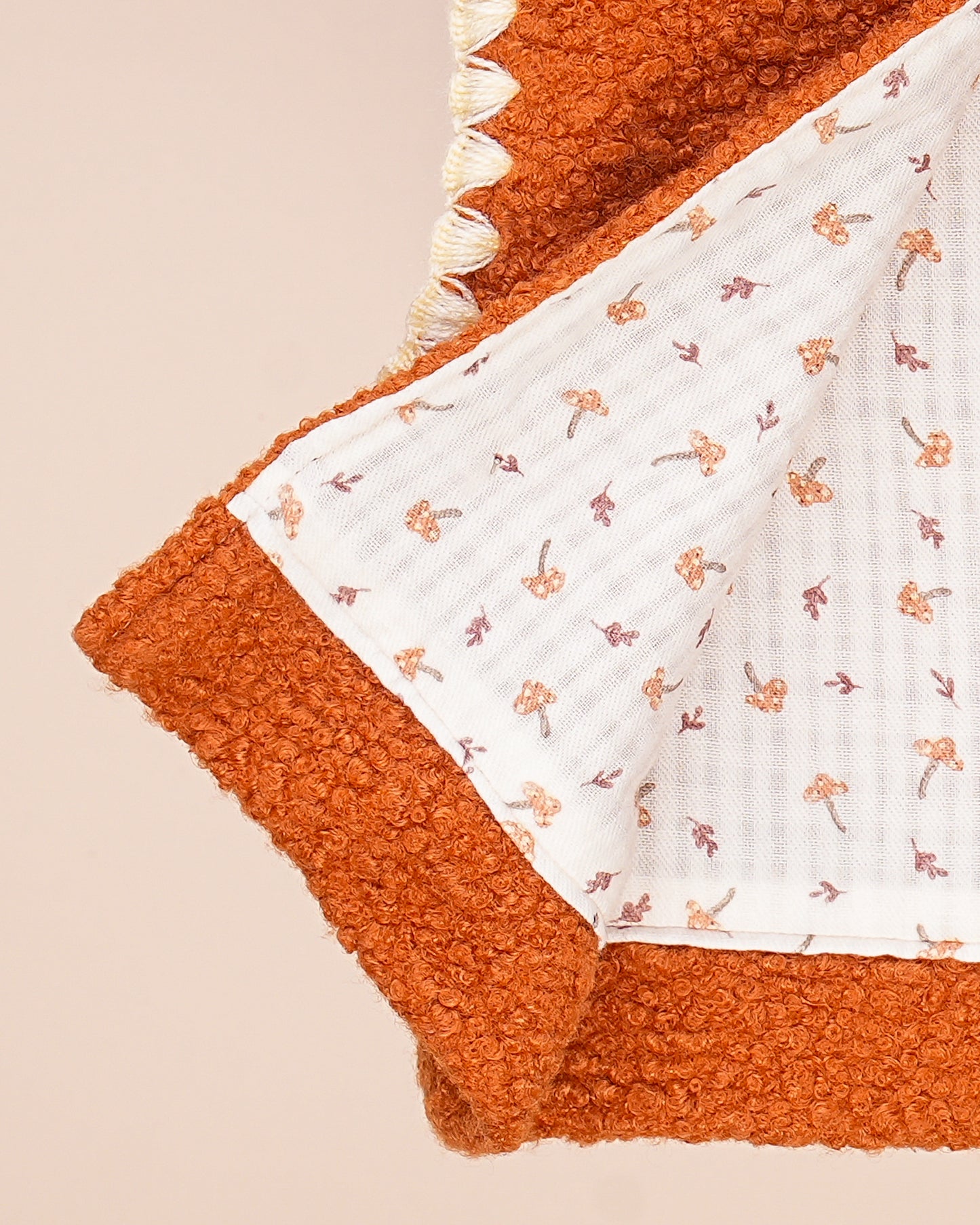 Gilet bébé sans manches en tissu bouclette – Doublure fleurie