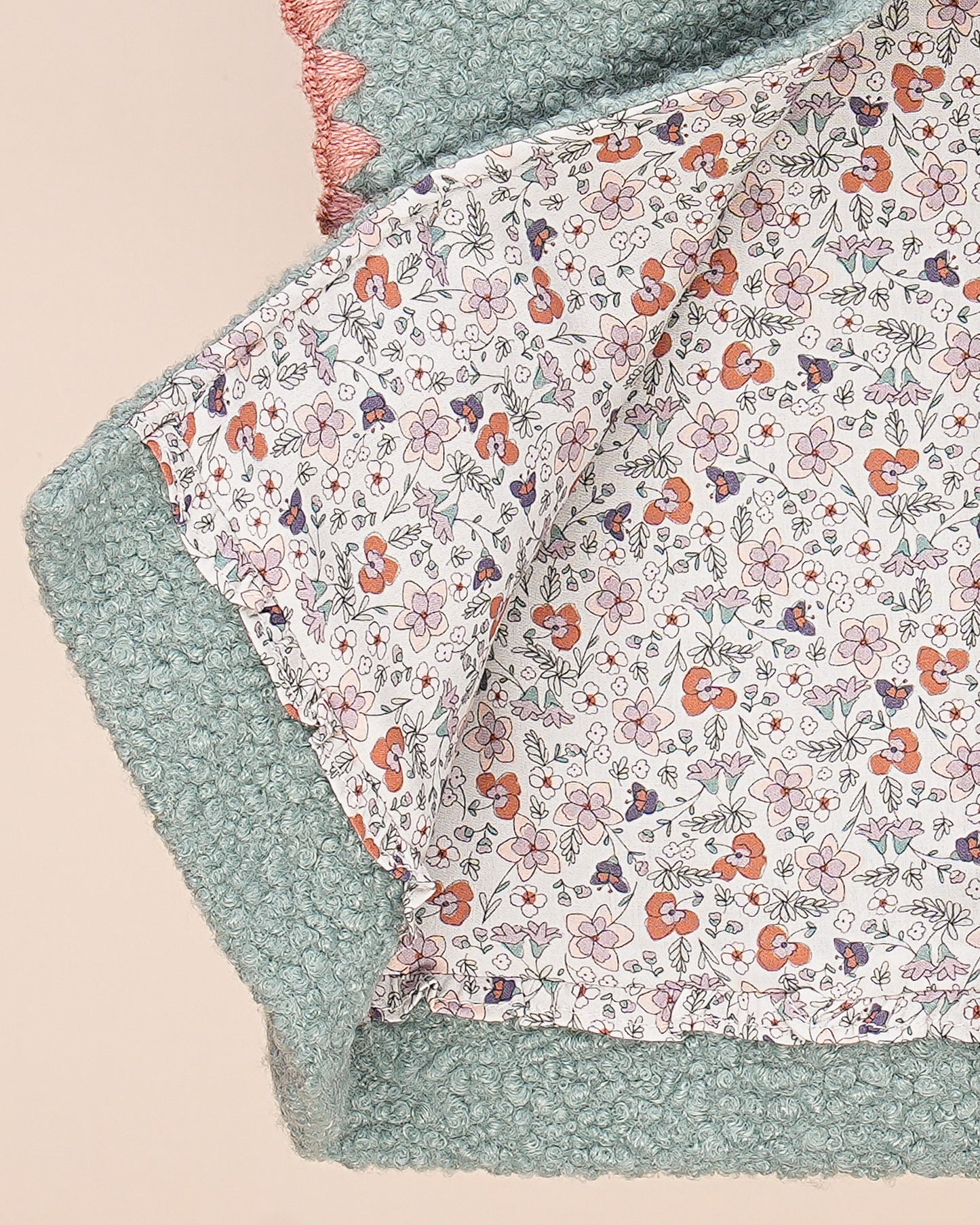 Gilet bébé sans manches en tissu bouclette – Doublure fleurie