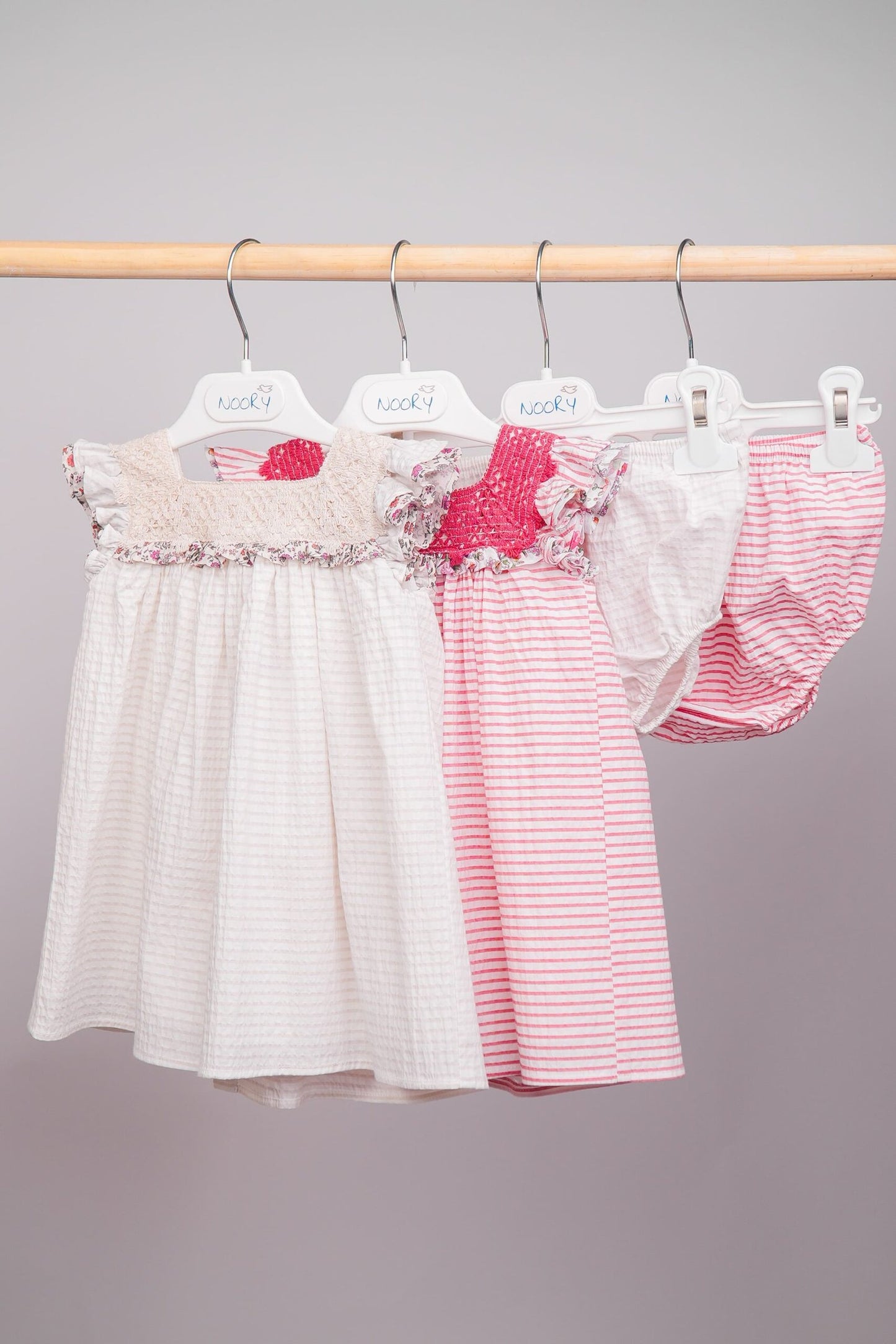 Robe bébé fille rose à smocks – Charme délicat & élégance estivale