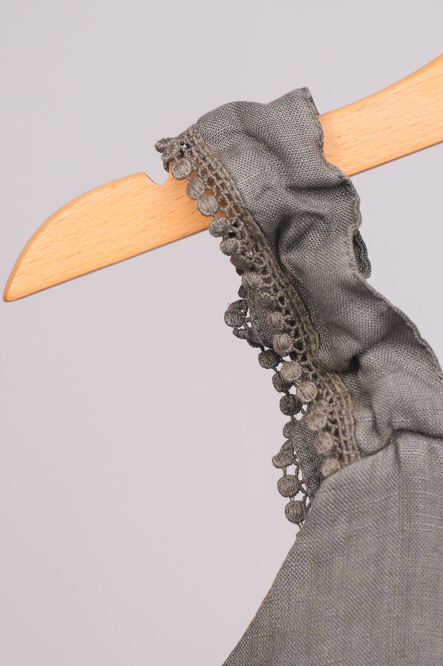 Robe fille gris doux à bretelles volantées – Élégance naturelle & style intemporel