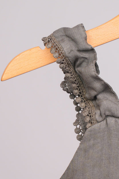Robe fille gris doux à bretelles volantées – Élégance naturelle & style intemporel
