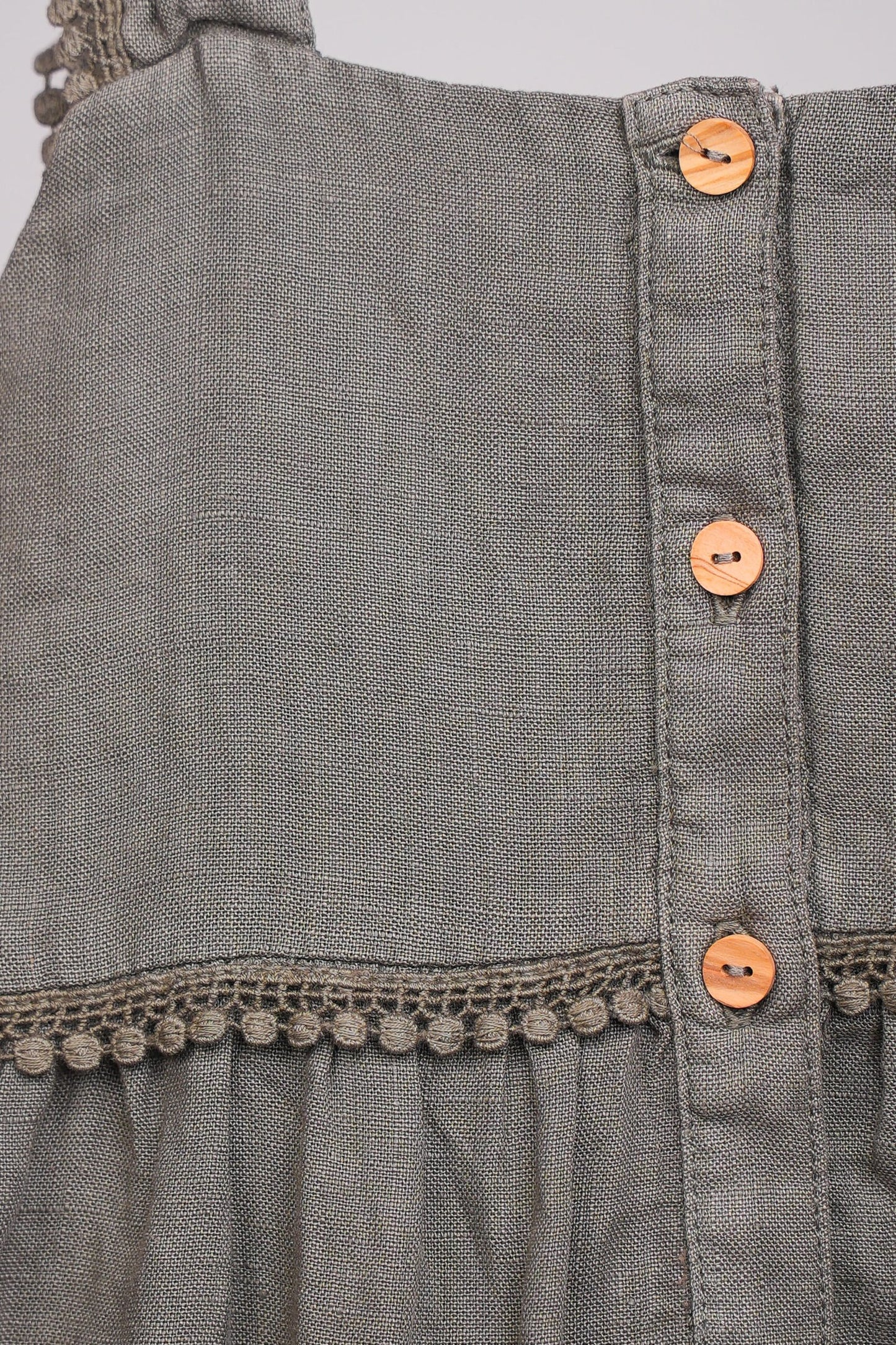 Robe fille gris doux à bretelles volantées – Élégance naturelle & style intemporel