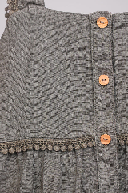Robe fille gris doux à bretelles volantées – Élégance naturelle & style intemporel